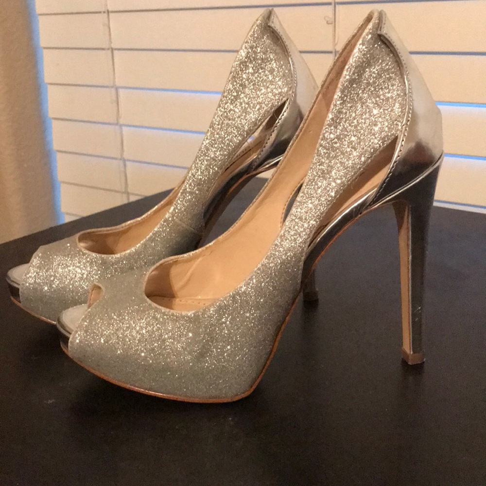 GUESS sZ 6 Gold Sparkle Cutout Pumps